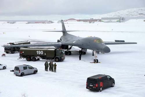 Em ato de provocação, EUA pousam avião bombardeiro no 'quintal' da Rússia; rota é a mais próxima para atacar