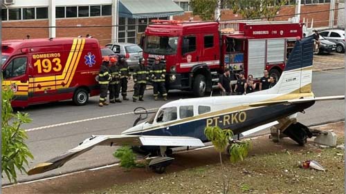 Um pequeno avião cai na Praça Bragança Paulista; dois estão feridos