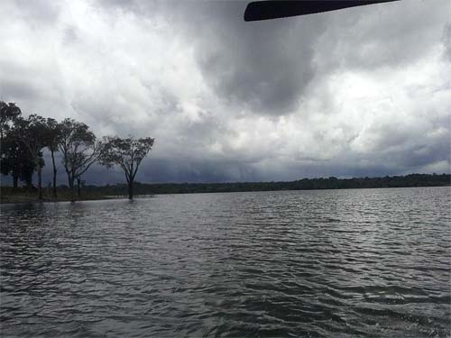 Aeronave de pequeno porte colide com árvores e cai no Rio Andirá em Barreirinha, interior do AM