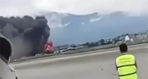 Avião cai logo após decolar, explode e deixa mortos