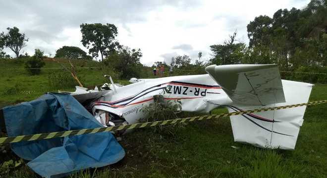 Sobe para cinco o número de mortos em queda de avião