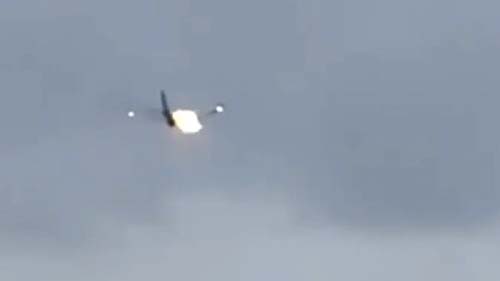 Avião da United Airlines faz pouso de emergência após turbina pegar fogo ao sugar coelho