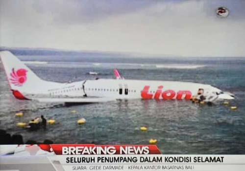 Avião de passageiros sai da pista e pousa na água em Bali 