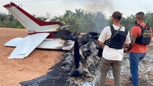 FAB intercepta avião ilegal no Amazonas e tripulação ateia fogo em avião após pouso forçado