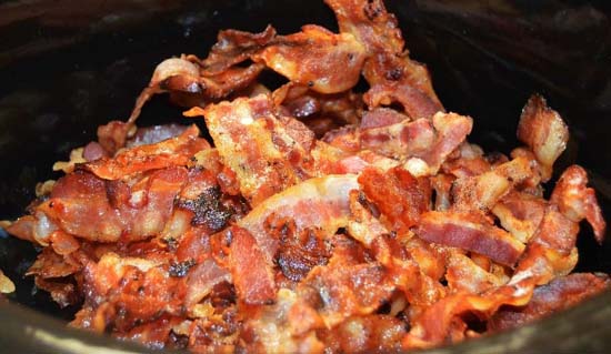 Bacon e outras carnes processadas aumentam risco de câncer de mama, aponta estudo
