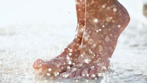 Por que lavar os pés é essencial para a saúde e não apenas para evitar mau cheiro