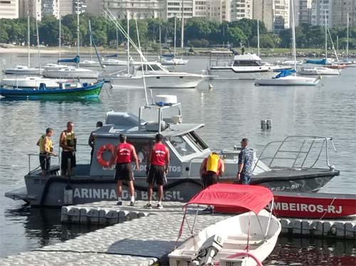 Bombeiros encontram dois corpos que podem ser de vítimas de naufráugio na Baía de Gunabara