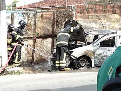 Cabos de energia causam incêndio em veículo e morte de mãe e filha