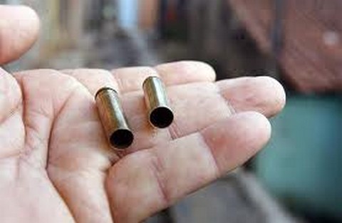 Pedreiro é morto com dois tiros enquanto bebia com familiares