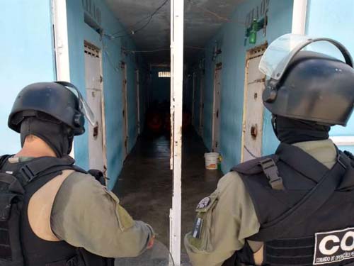Em nova revista, agentes apreendem armas e celulares no sistema prisional