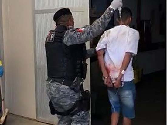 Após troca de tiros com a polícia, um morre e outro fica ferido