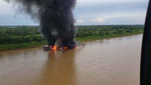 Balsas usadas no garimpo ilegal foram queimadas no rio Madeira