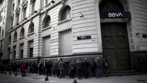 Argentinos fazem fila nos bancos para tirar economias em dólar com medo de confisco