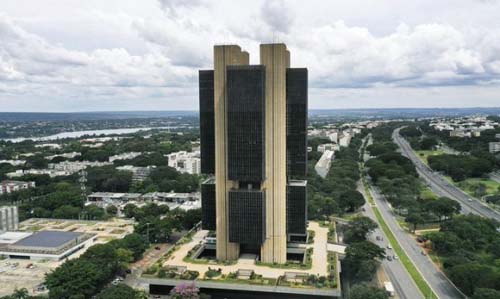 BC projeta “ligeiro superávit” de US$ 3 bilhões para contas externas