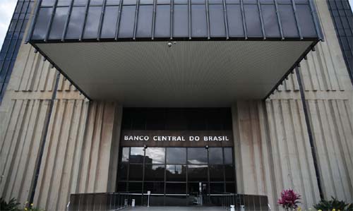 Brasileiros tiraram R$ 87,8 bilhões da caderneta de poupança em 2023, diz balanço do BC