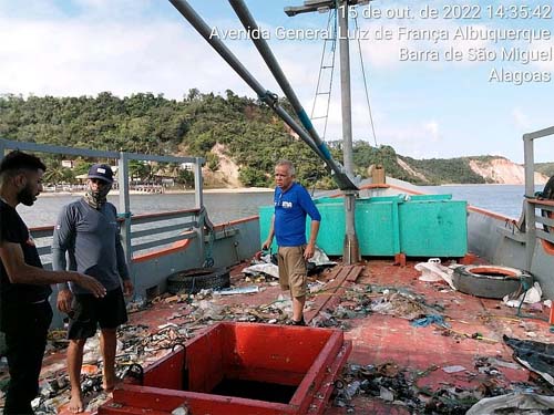 Barco de contrabandos segue encalhado no Gunga e IMA atua para evitar vazamento de óleo