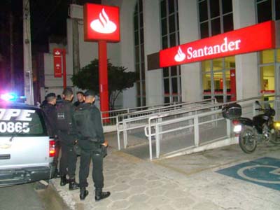 Com maçaricos, homens roubam dinheiro de caixas eletrônicos em Maceió