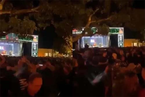 Ira puxa coro contra Bolsonaro, mas público responde com gritos contra Lula