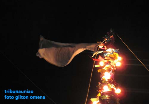Católicos participam da Procissão Luminosa com a bandeira de Santa Maria Madalena em União dos Palmares