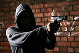 Criminosos atiram em mulher durante tentativa de roubo