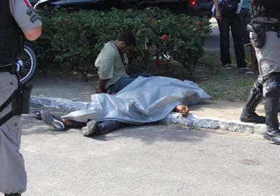 Troca de tiros e um morto em tentativa de assalto a clínica