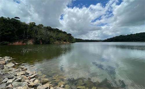 Sem água em casa, pai morre afogado ao tentar tomar banho com filhos