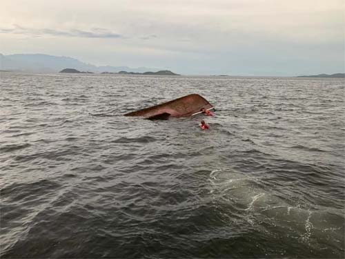 Naufrágio na Baía de Guanabara deixa 3 mortos e 5 desaparecidos
