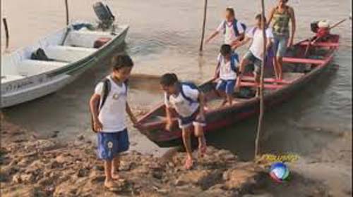 Com 4,9 milhões sem lição de casa, escolas ‘caçam’ alunos até de canoa