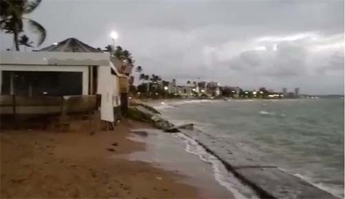 Mar avança e atinge barracas na praia da Jatiúca em Maceió