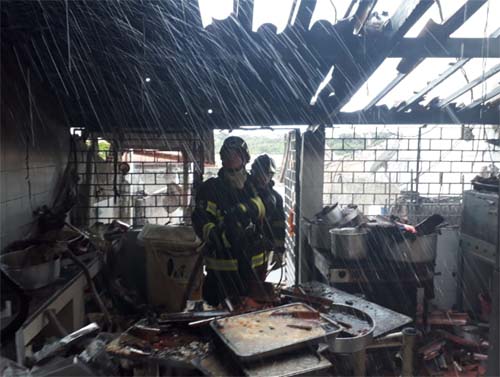 Proprietário e funcionária ficam feridos após cozinha de buffet pegar fogo