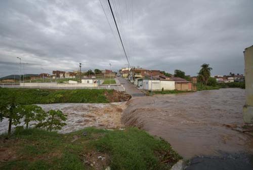 Barragem estoura, alaga casas e Riacho da Camuxinga transborda