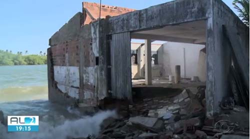 Força da maré volta a atingir imóveis na Barra Nova em Marechal Deodoro