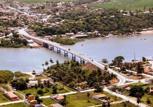 Servidores invadem sede da prefeitura e cobram salários atrasados