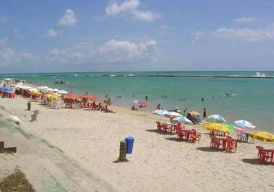 Homens de capacete atiram contra banhistas e ferem três pessoas