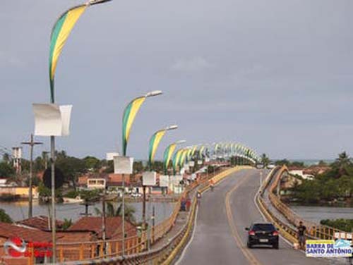 Após condutor sobrar em curva, uma pessoa morreu e outra ficou ferida, na noite deste sábado, dia 27, na Ponte da Flamenguinha, na cidade de Barra de Santo Antônio, região metropolitana de Maceió.