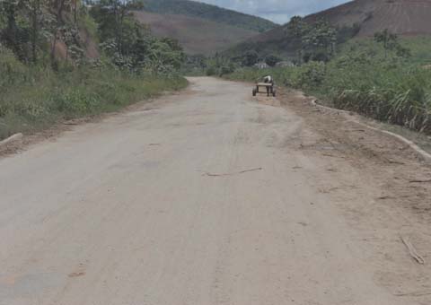 Pista asfáltica que interliga o distrito de Rocha Cavalcante a BR-104 está em péssimo estado