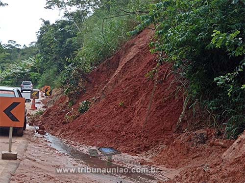 Barreira ameaça invadir BR-104 no km. 44 na Fazenda Dois Paus em Branquinha