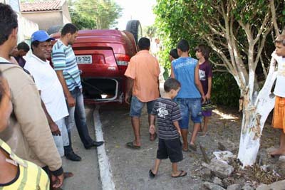 Idoso capota carro em cima da calçada em Batalha