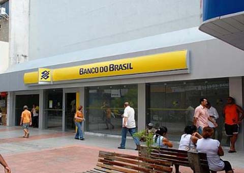 Bancários paralisam atividades em 'advertência' contra assédio moral 