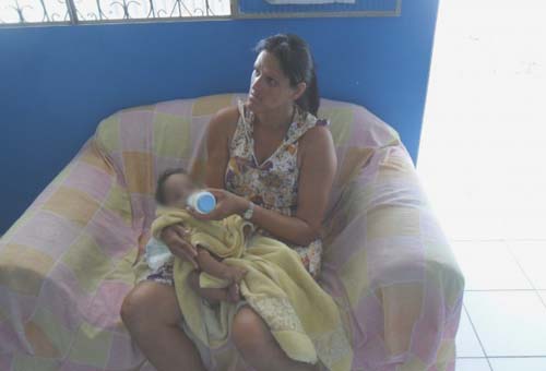 Mulher abandona bebê após tentar vendê-lo por R$ 100