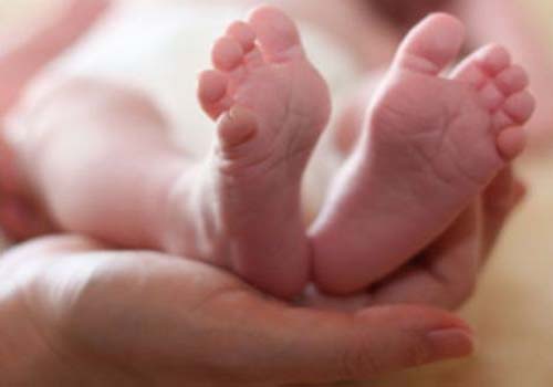 Mãe dorme sobre bebê de 2 meses e o mata asfixiado