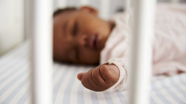 A polêmica das creches noturnas: 'Tive que sair do trabalho por não ter onde deixar minha filha'