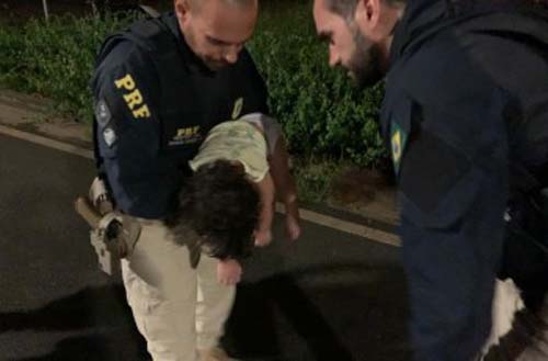 Agentes da PRF salvam bebê que estava desmaiado por engasgo