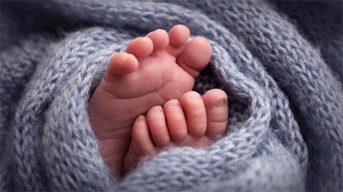 Bebê de 27 dias morre após ser estuprada em Araruama, no Rio; pai é preso