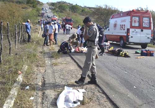 Colisão entre caminhonete e caminhão mata bebê e deixa outros 13 feridos