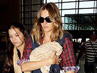 Médico ensina a carregar bebês corretamente 