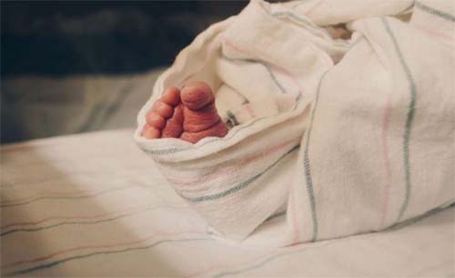 Bebê de 4 meses é resgatada após mãe ser acusada de agressões em AL