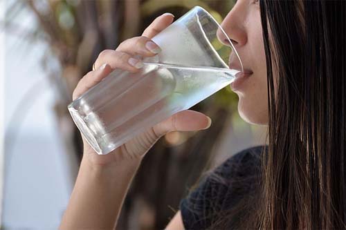 Quantos litros de água se deve beber por dia? Nutricionista do HGE faz alerta