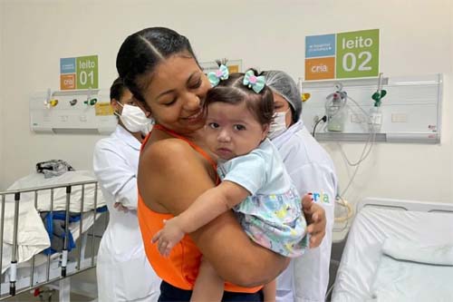 Bebê com síndrome rara recebe alta após sete meses no Hospital da Criança