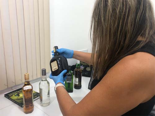 Peritas criminais da Polícia Científica alertam para risco de consumo de bebidas alcoólicas falsificadas
